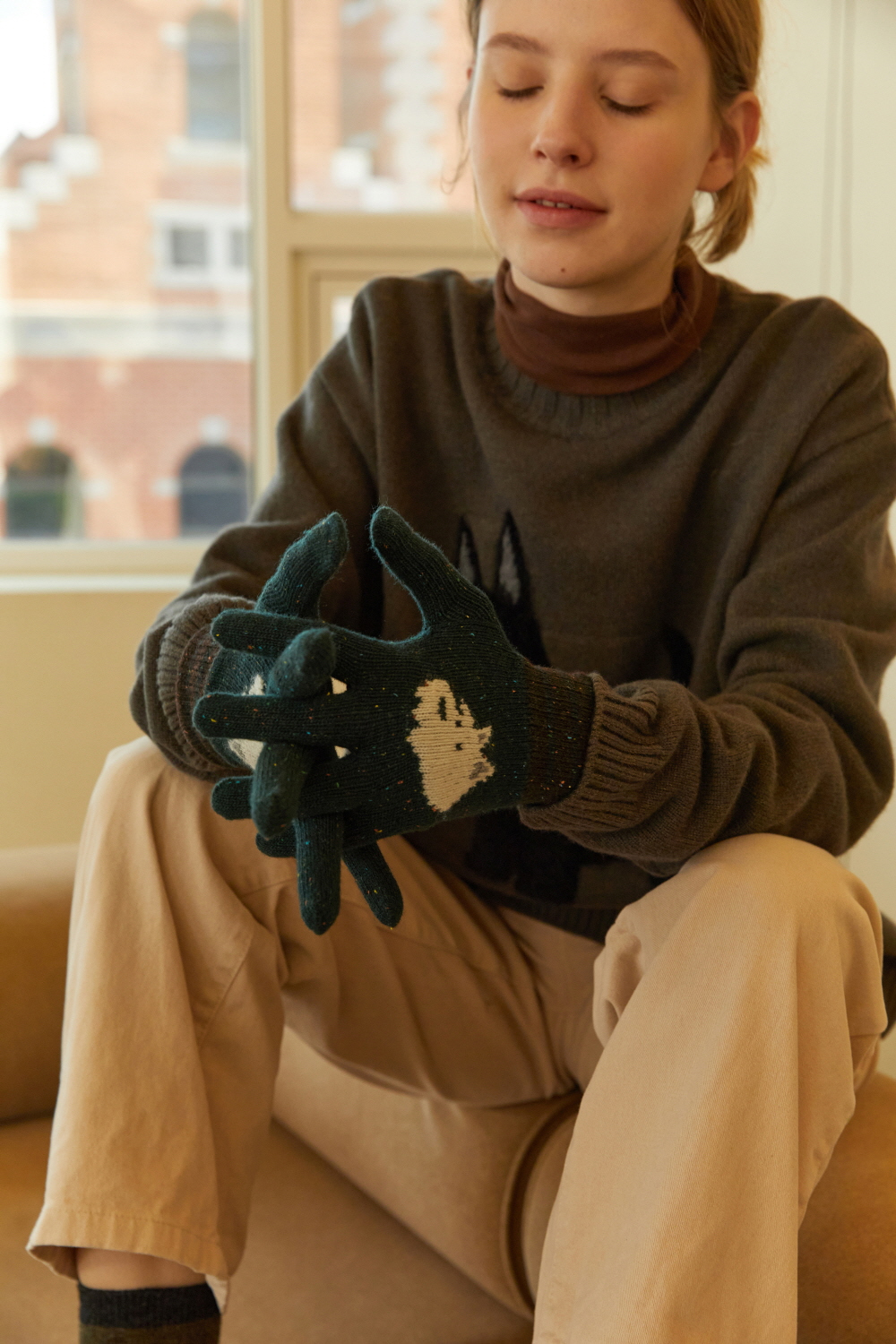 gloves model image-S1L4