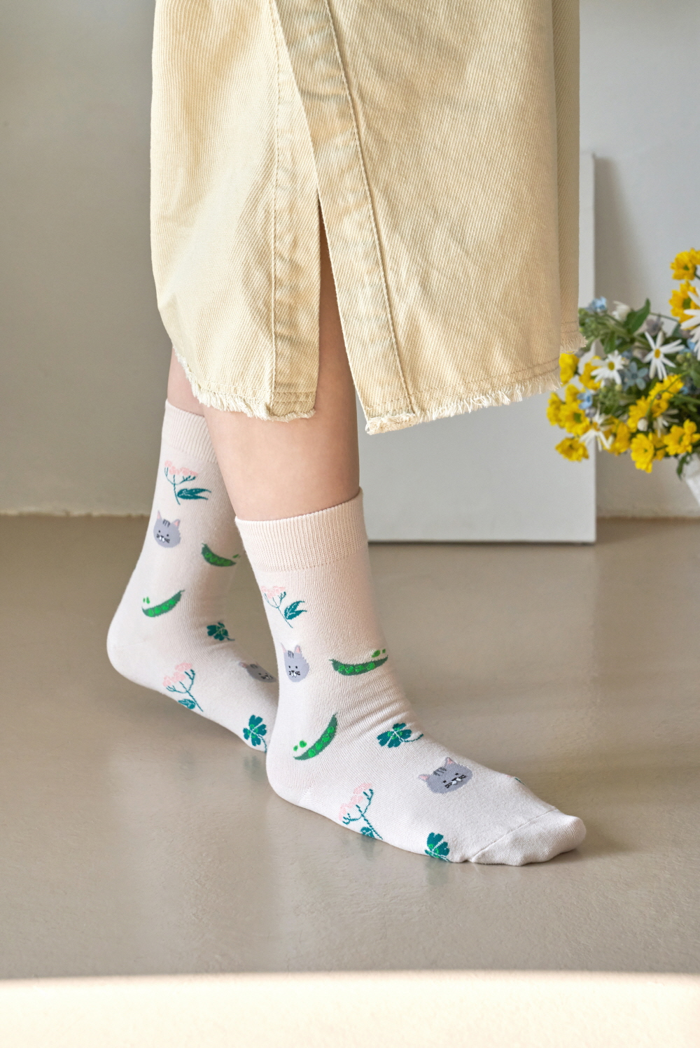 socks model image-S5L10